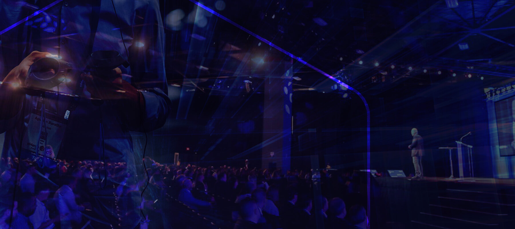 WEB) Naturgy _ Work Monitoring Mock-Up. JUL-DEC. Area 002 (1) El panel de control de seguimiento de proyectos solares muestra dos imágenes satelitales del mismo lugar en diferentes momentos. La primera imagen satelital muestra el terreno antes de que comenzara la construcción de la granja solar. La segunda imagen satelital muestra el progreso del proyecto, con el terreno despejado y listo para los paneles solares. Las imágenes destacan las etapas de preparación del terreno para un proyecto solar, ilustrando el progreso y el avance de una granja solar a lo largo del tiempo, tal como se captura a través de imágenes satelitales.