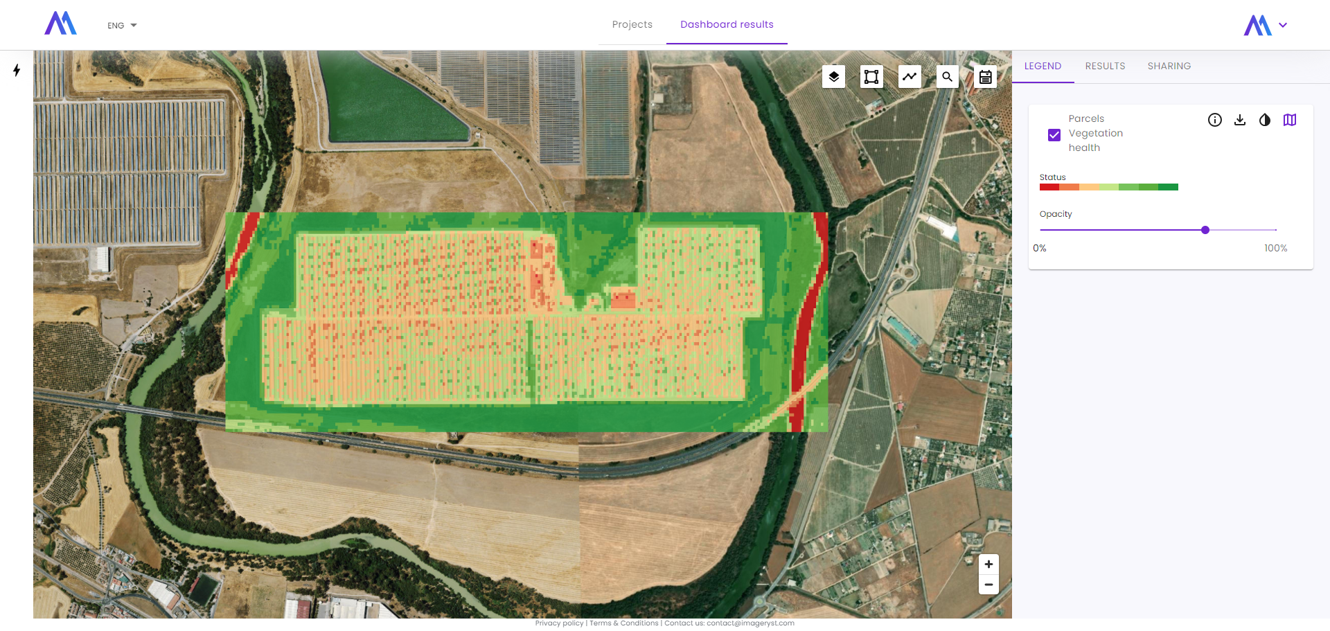 El panel de control de seguimiento de proyectos solares muestra dos imágenes satelitales del mismo lugar en diferentes momentos. La primera imagen satelital muestra el terreno antes de que comenzara la construcción de la granja solar. La segunda imagen satelital muestra el progreso del proyecto, con el terreno despejado y listo para los paneles solares. Las imágenes destacan las etapas de preparación del terreno para un proyecto solar, ilustrando el progreso y el avance de una granja solar a lo largo del tiempo, tal como se captura a través de imágenes satelitales.