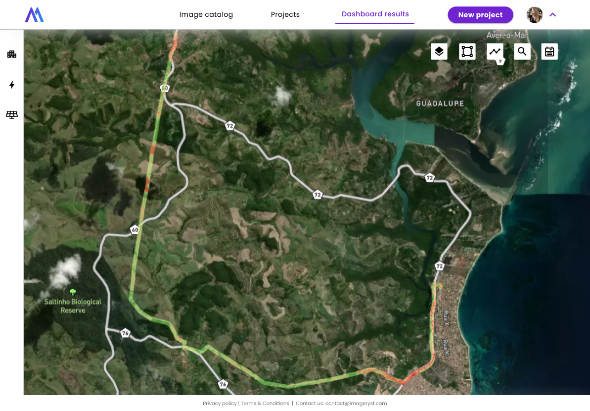 El panel de control de seguimiento de proyectos solares muestra dos imágenes satelitales del mismo lugar en diferentes momentos. La primera imagen satelital muestra el terreno antes de que comenzara la construcción de la granja solar. La segunda imagen satelital muestra el progreso del proyecto, con el terreno despejado y listo para los paneles solares. Las imágenes destacan las etapas de preparación del terreno para un proyecto solar, ilustrando el progreso y el avance de una granja solar a lo largo del tiempo, tal como se captura a través de imágenes satelitales.