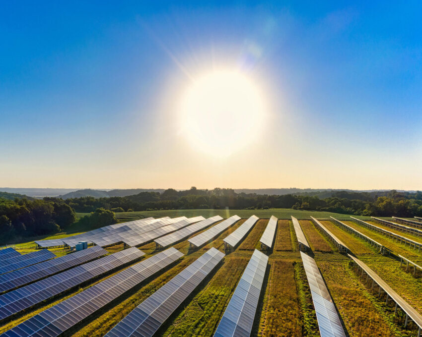 El panel de control de seguimiento de proyectos solares muestra dos imágenes satelitales del mismo lugar en diferentes momentos. La primera imagen satelital muestra el terreno antes de que comenzara la construcción de la granja solar. La segunda imagen satelital muestra el progreso del proyecto, con el terreno despejado y listo para los paneles solares. Las imágenes destacan las etapas de preparación del terreno para un proyecto solar, ilustrando el progreso y el avance de una granja solar a lo largo del tiempo, tal como se captura a través de imágenes satelitales.